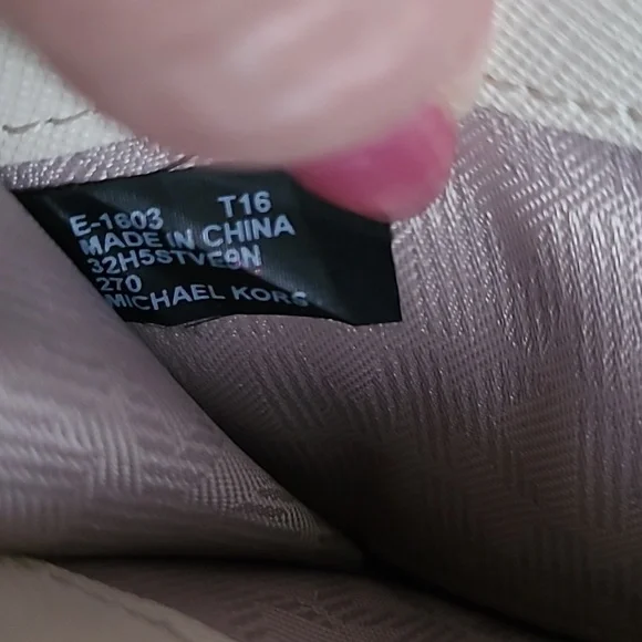 Michael Kors Leather Wallet ❤️ - Picture 7 of 10